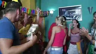 উদ্যমী বড় ব্রেস্টেড ...